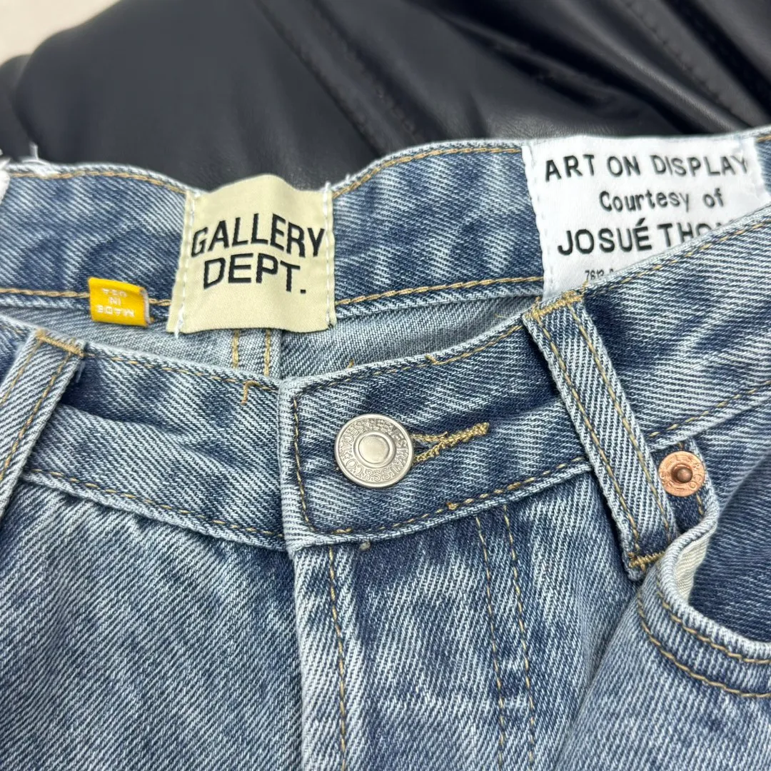 #8062 P286💰 GALLERY DEPT.G letter patch pudding 5001 denim washed and distressed spliced jeans -Original purchase and pattern making to truly restore the ultimate vintage texture -Original hardware accessories, washed and other elevators, QR code analysis are all purchased from the original factory, high degree of restoration, you are welcome to compare with a certain product ~ -Three-dimensional version Loose and comfortable, not picky about the figure, taller and slimmer, factory Seiko, original factory quality control, same style for men and women, can be matched with couples Versatile recommendation: must-have jeans for all seasons Color: blue Size: S-XXL (28-36)